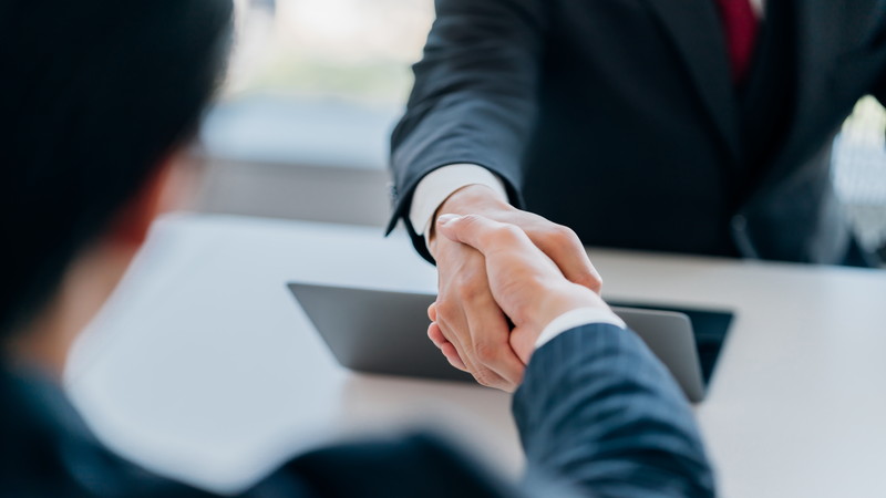 手前と奥で握手